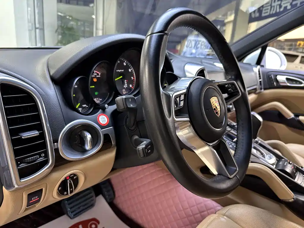 Porsche Cayenne Hybrid 2018 — фото 9