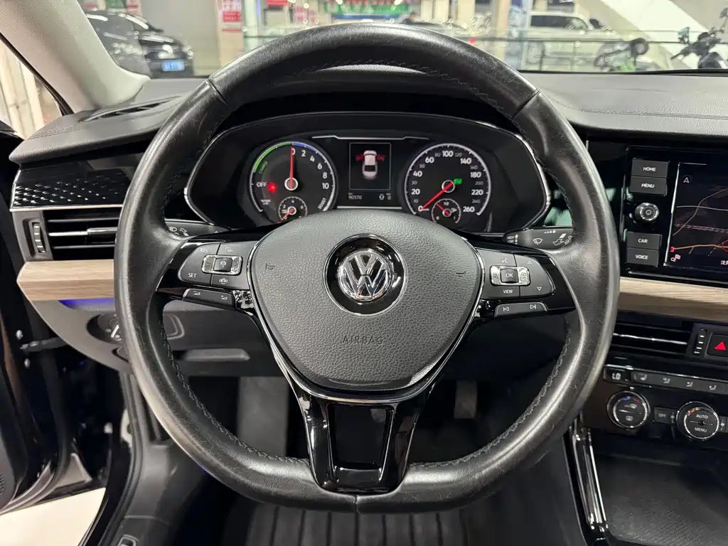 Volkswagen Passat Plug-In Hybrid 2019 — фото 11