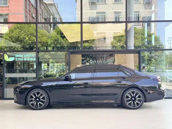 BMW i7 M70L 2023
