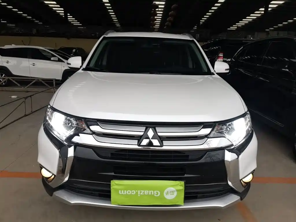 Mitsubishi Outlander 2018 — фото 3