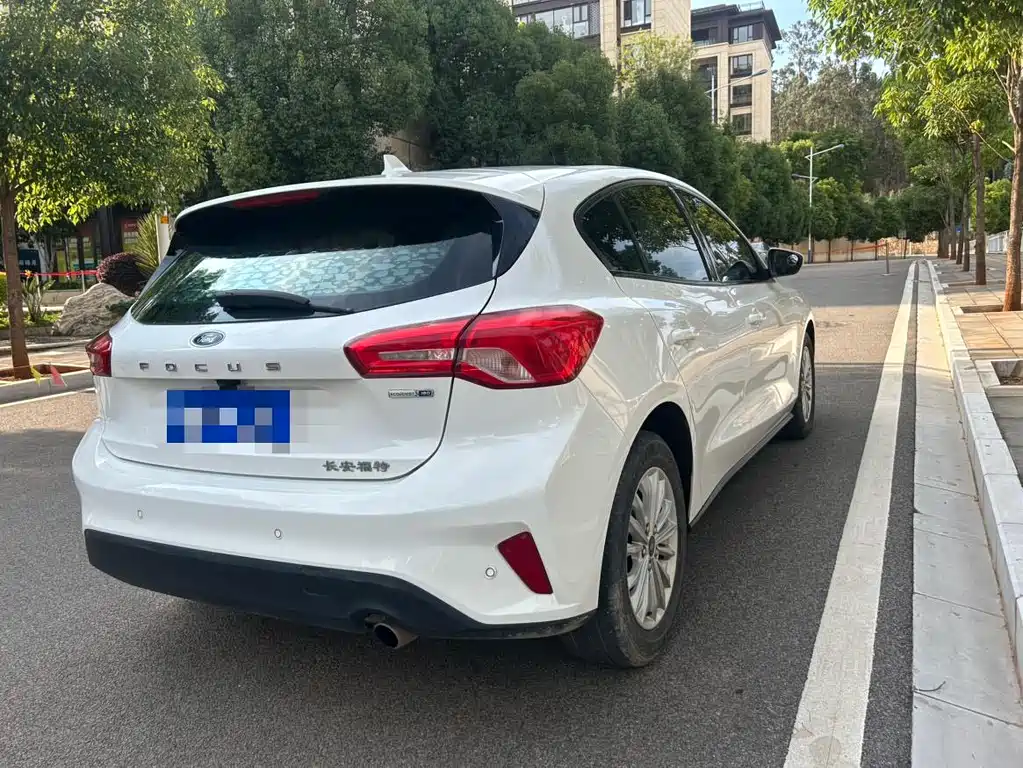 Ford Focus 2019 — фото 12