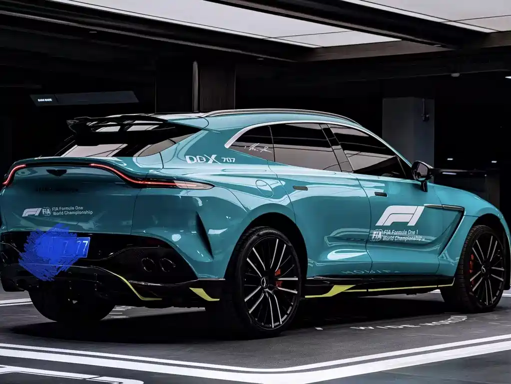 Aston Martin DBX 2022 — фото 2