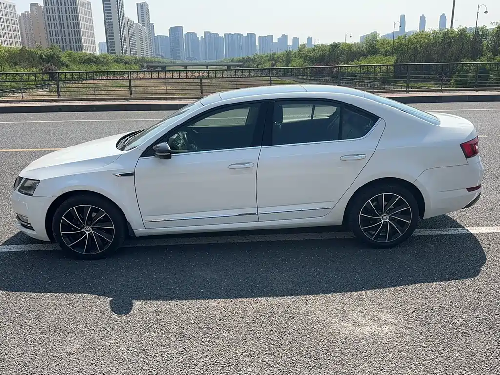 Skoda Octavia 2018 — фото 10