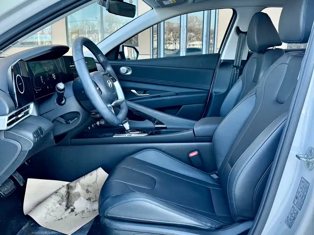 Hyundai Elantra 2023 — фото 10