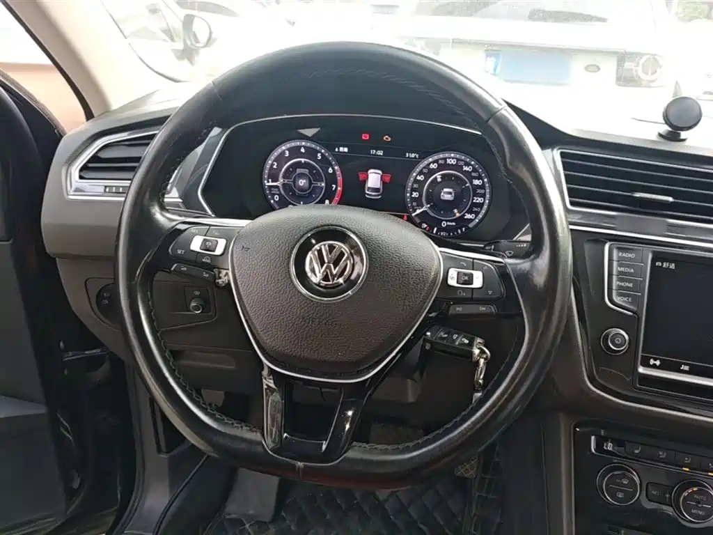 Volkswagen Tiguan 2017 — фото 11