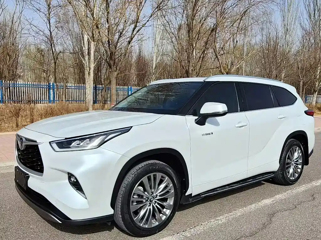 Toyota Highlander 2022 — фото 1