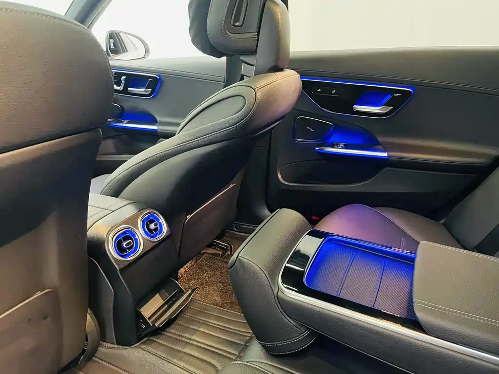 Mercedes-Benz C-Class 2024 — фото 11