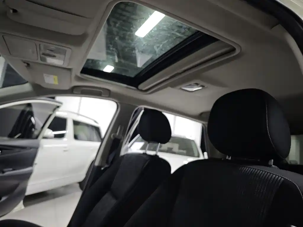 Nissan Tiida 2017 — фото 13