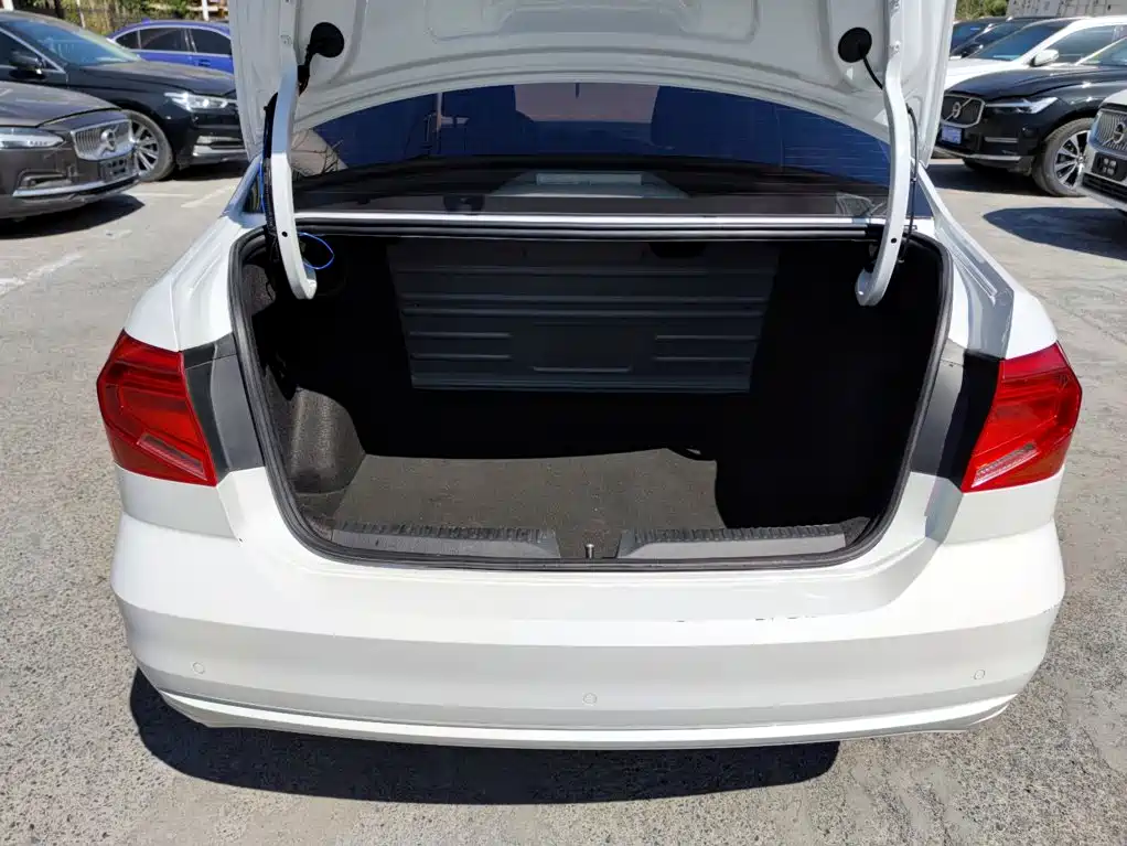 Volkswagen Jetta 2019 — фото 16