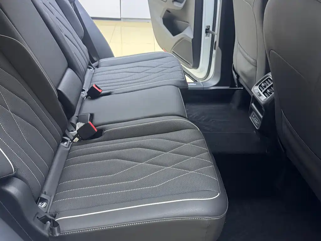 Volkswagen Tiguan L 2023 — фото 10