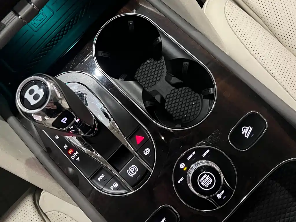 Bentley Bentayga 2021 — фото 11