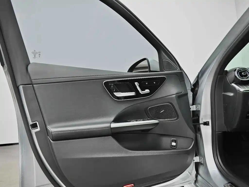 Mercedes-Benz C-Class 2024 — фото 15