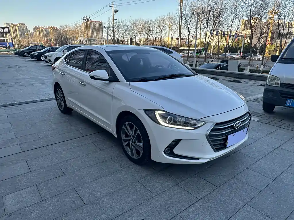Hyundai Elantra 2018 — фото 3