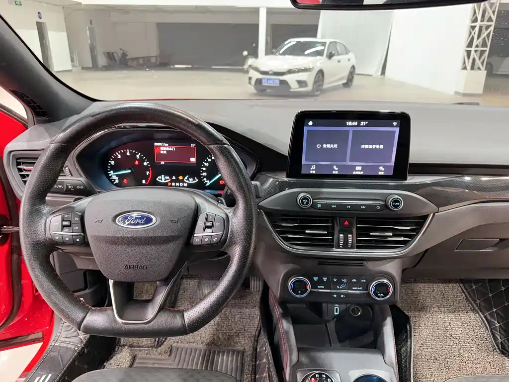 Ford Focus 2019 — фото 22