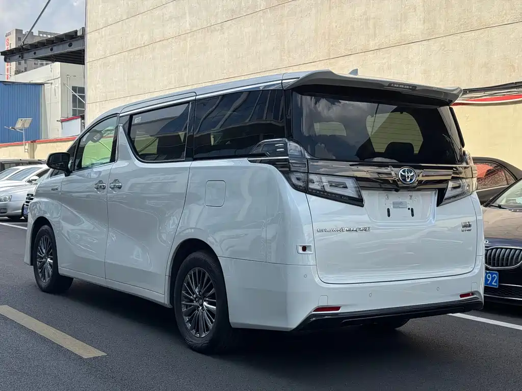 Toyota Vellfire 2023 — фото 6