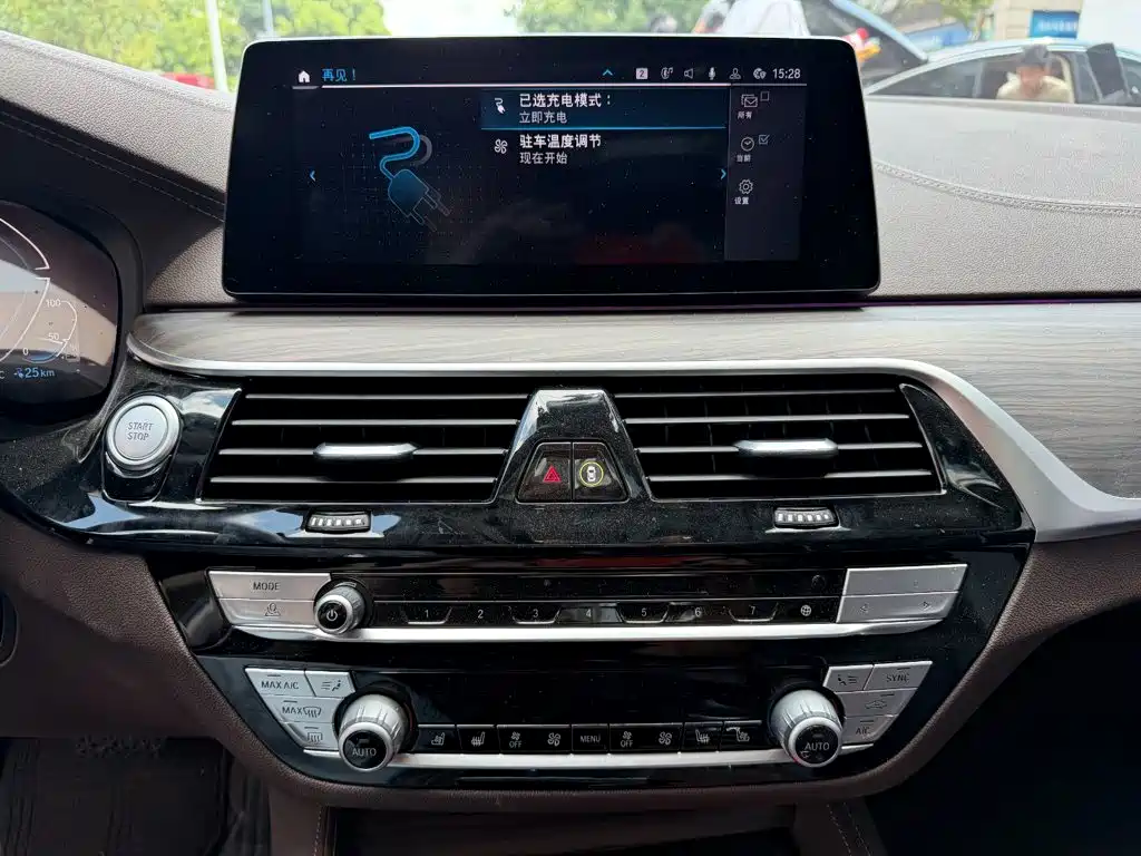BMW 5 Series New Energy 2020 — фото 10