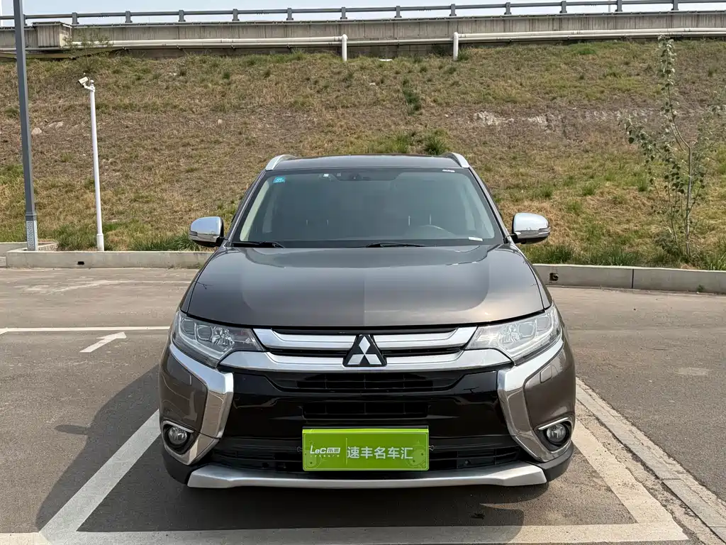 Mitsubishi Outlander 2016 — фото 2