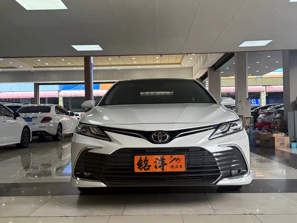 Toyota Camry 2022 — фото 2