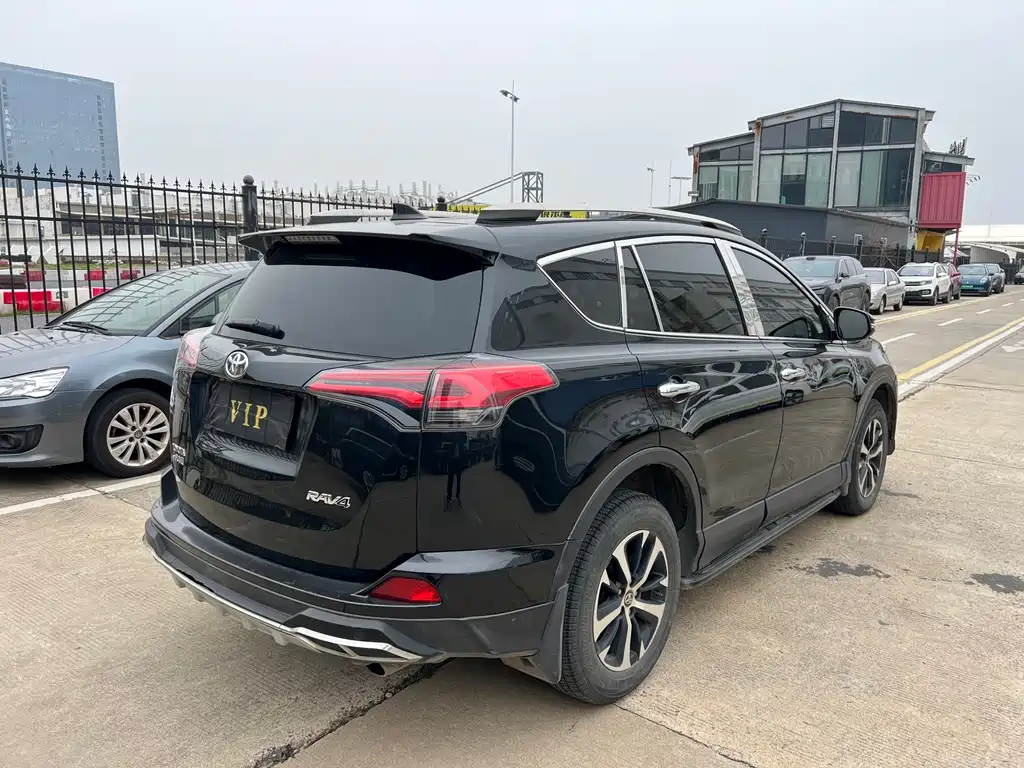 Toyota RAV4 2019 — фото 11