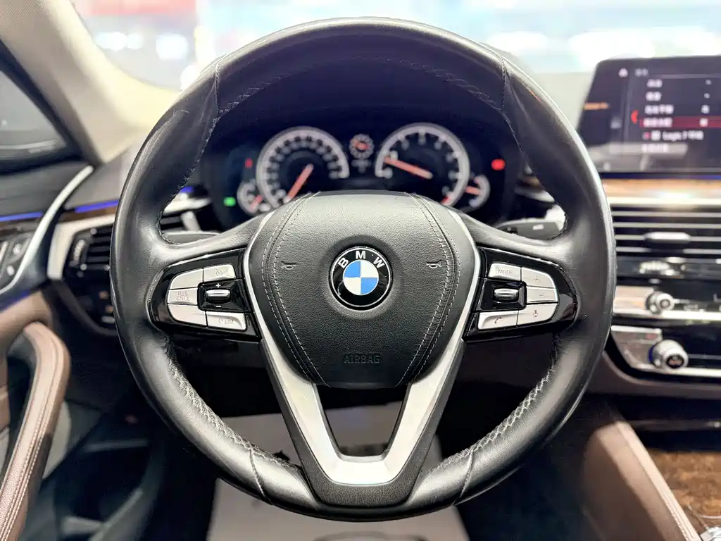 BMW 5 Series 2018 — фото 16