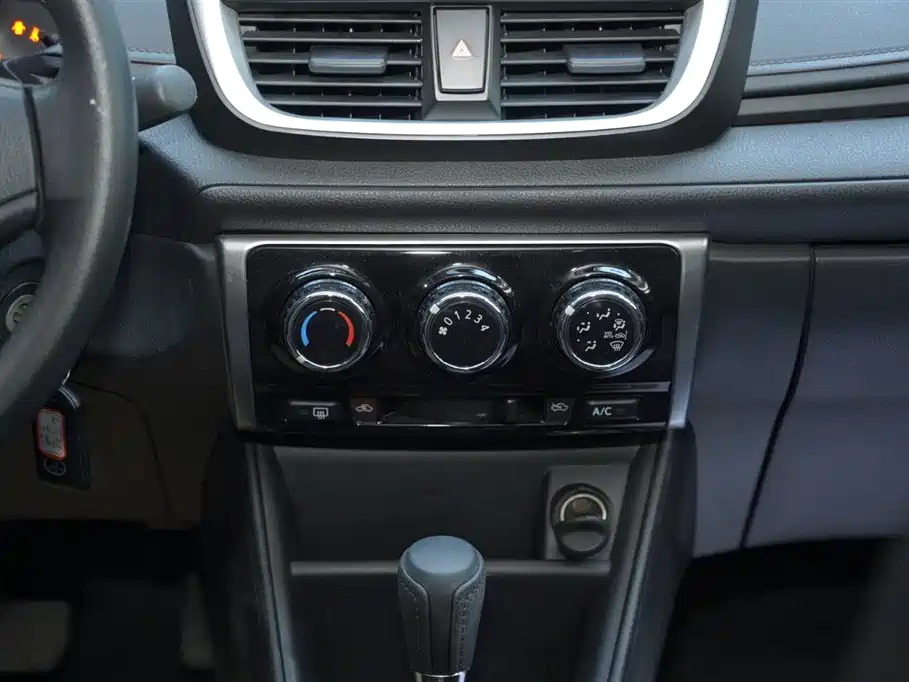 Toyota Yaris L 2020 — фото 18