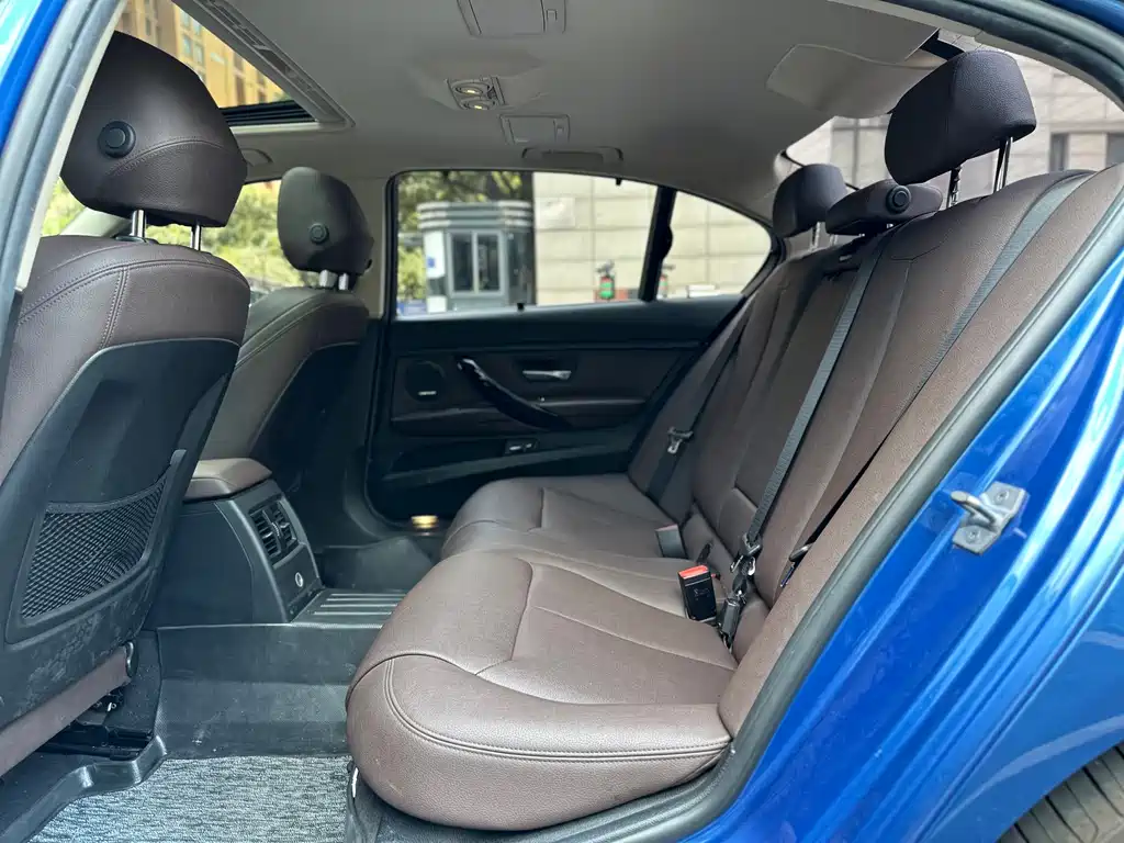 BMW 3 Series 2018 — фото 12