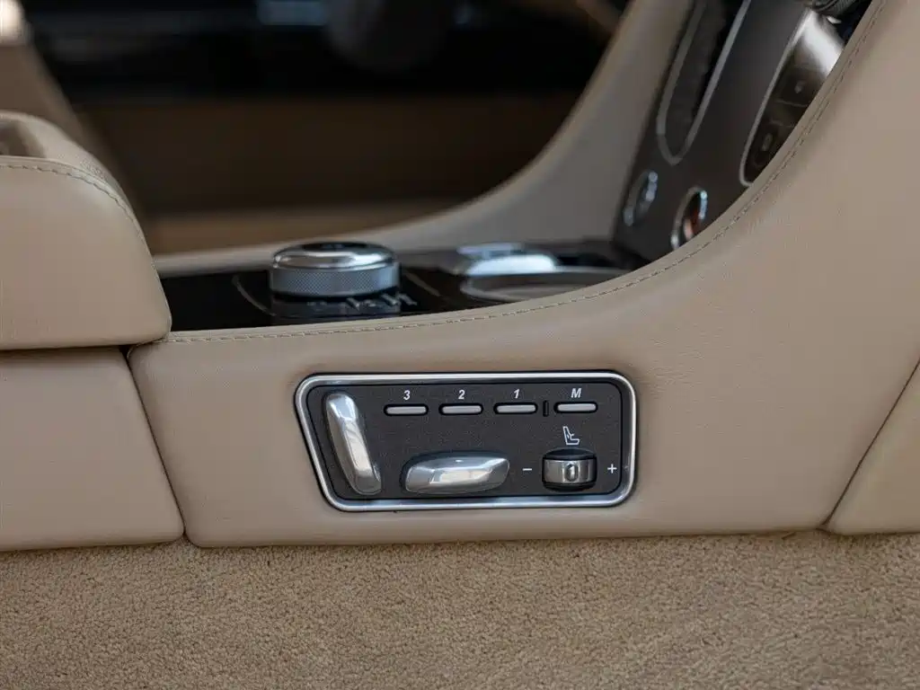 Aston Martin Rapide 2019 — фото 19