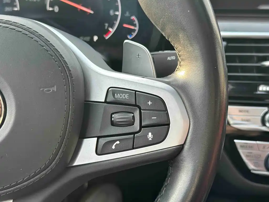 BMW 5 Series 2019 — фото 13