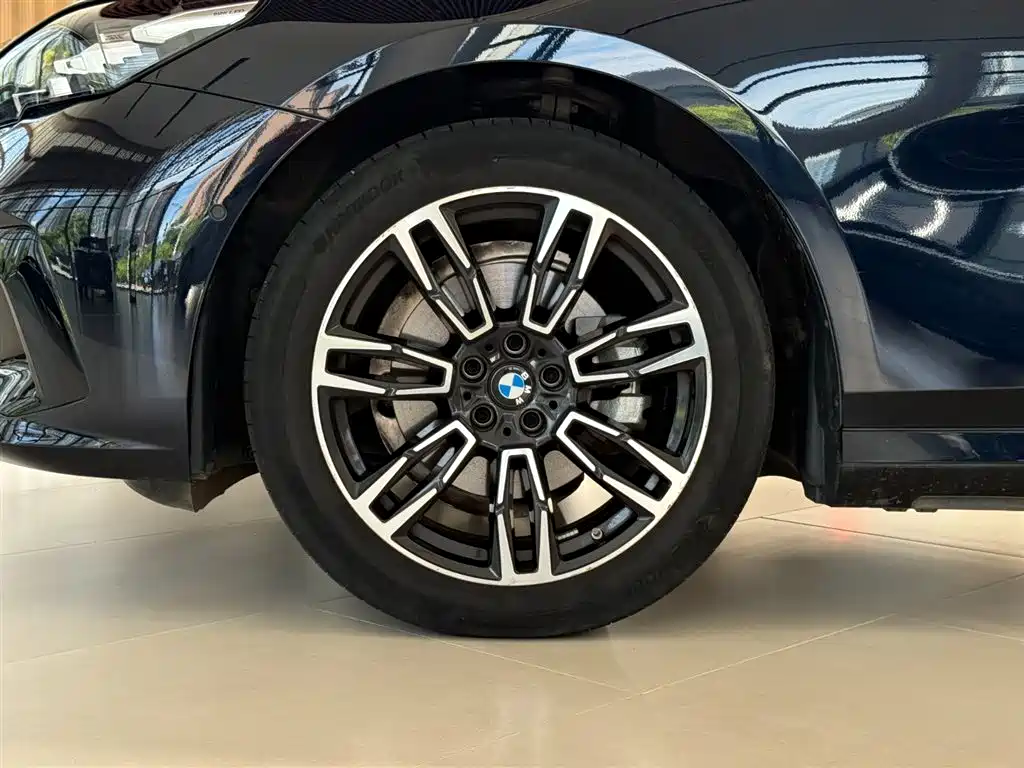 BMW 5 Series 2025 — фото 11
