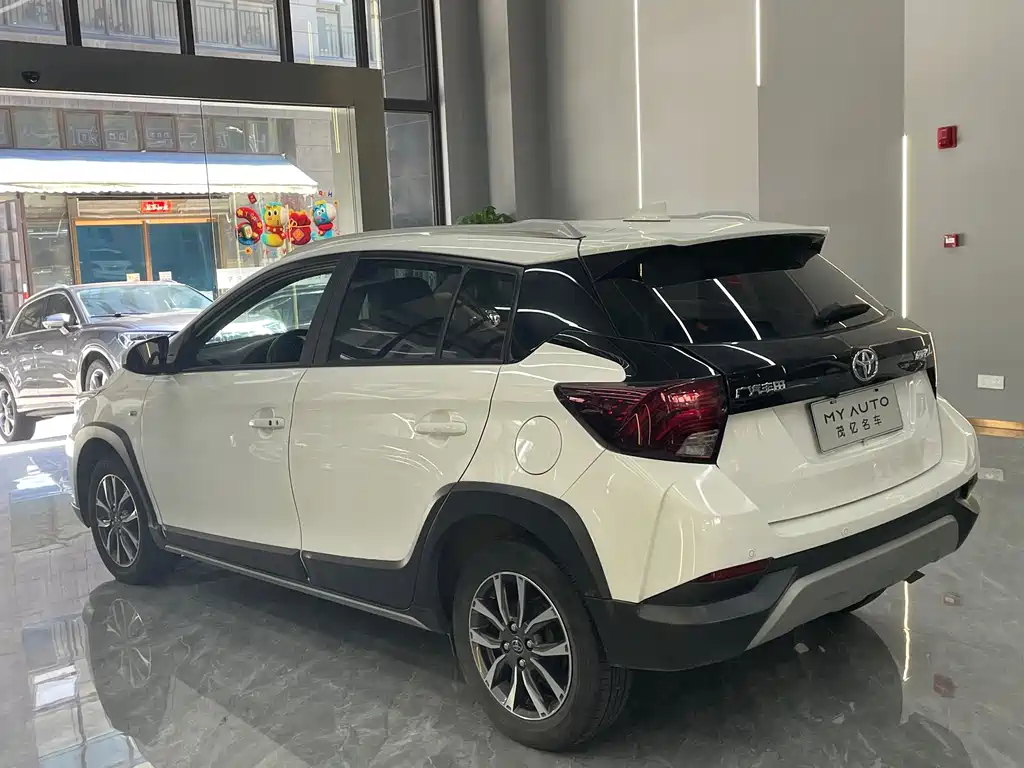Toyota Yaris L 2022 — фото 13