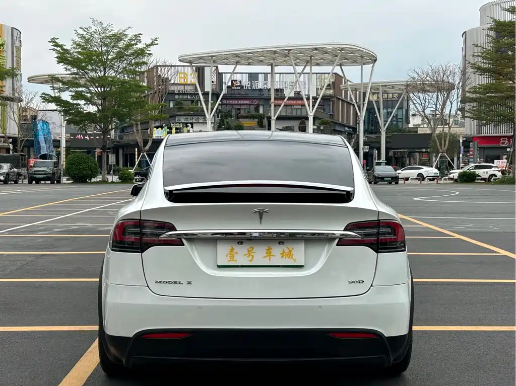 Tesla Model X 2017 — фото 9