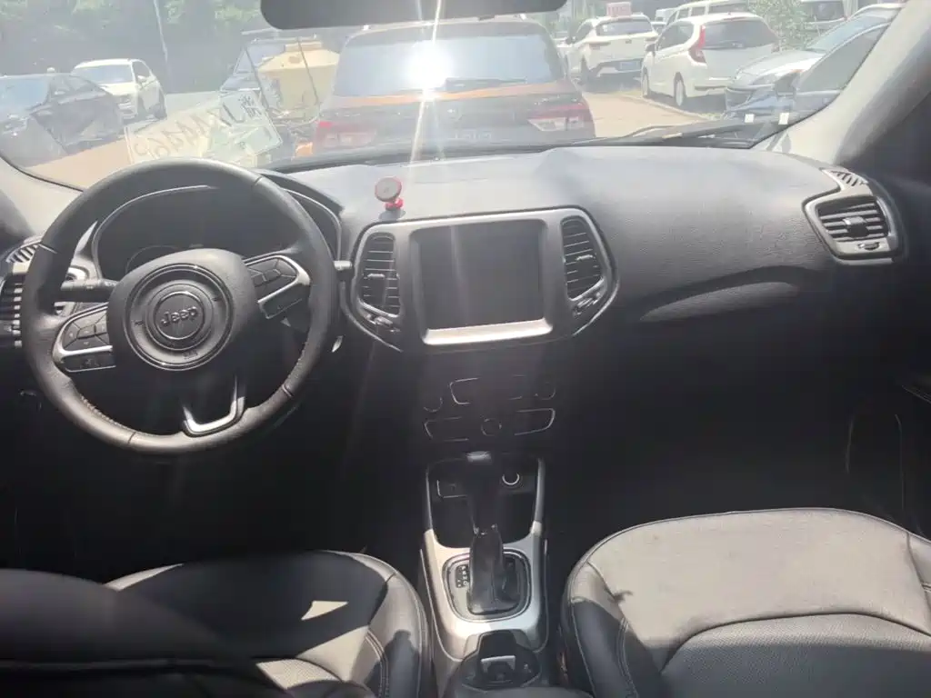 Jeep Compass 2017 — фото 10