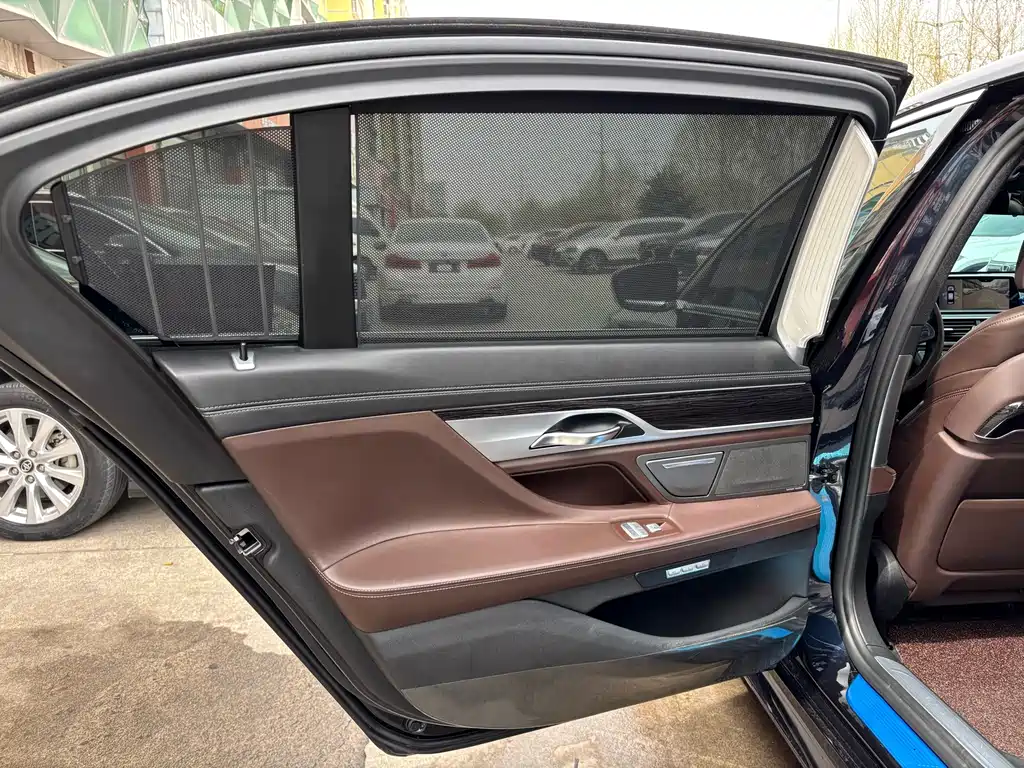 BMW 7 Series 2018 — фото 18