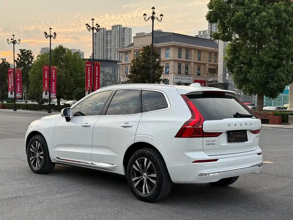 Volvo XC60 2022 — фото 9