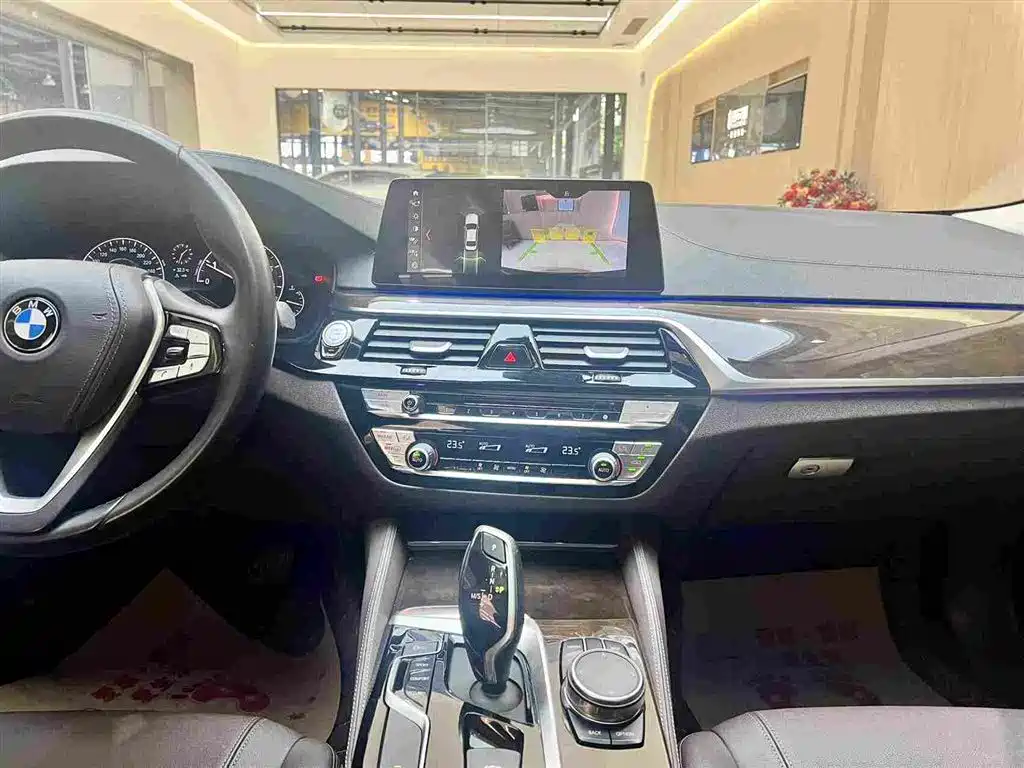 BMW 5 Series 2019 — фото 15