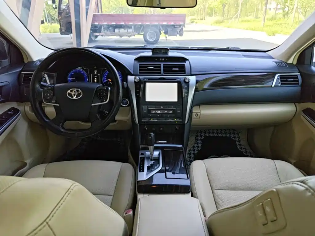 Toyota Camry 2015 — фото 10