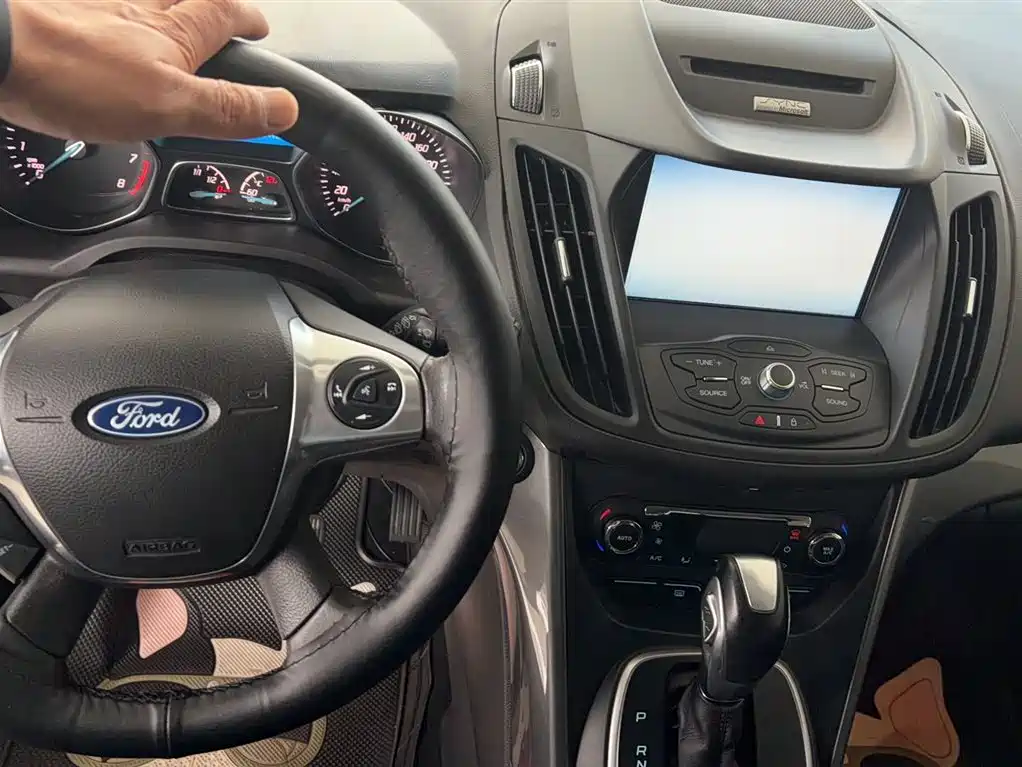 Ford Kuga 2015 — фото 23