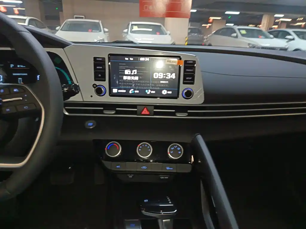 Hyundai Elantra 2023 — фото 10