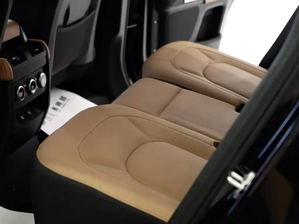 Land Rover Defender 2025 — фото 11