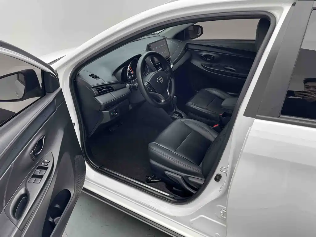 Toyota Yaris L 2022 — фото 8