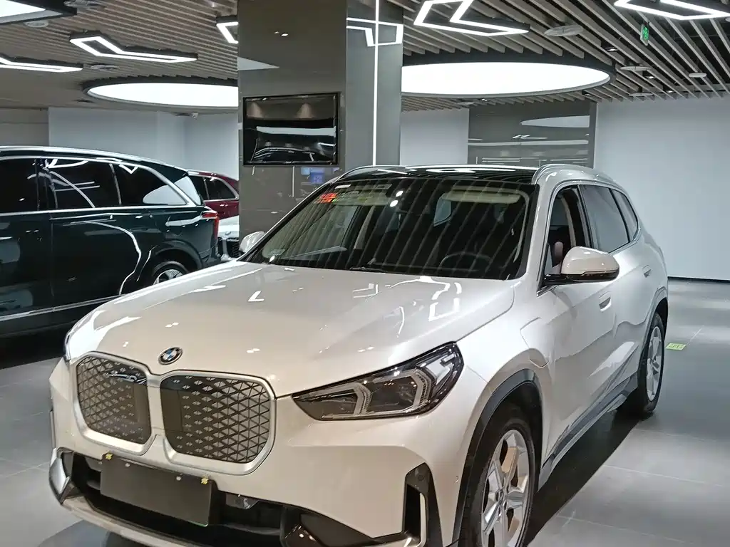 BMW iX1 2025 — фото 1