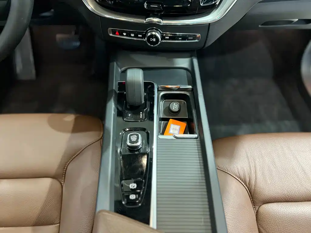 Volvo XC60 2022 — фото 12