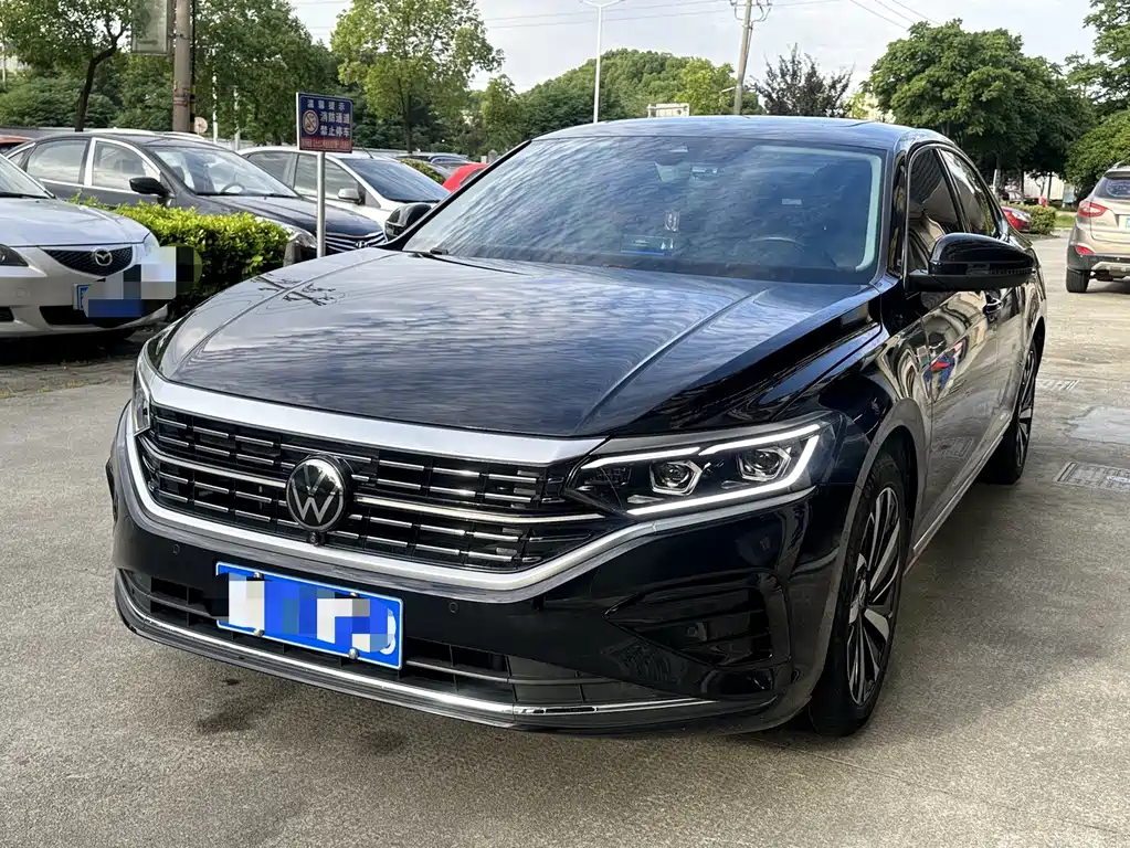 Volkswagen Passat 2023 — фото 1