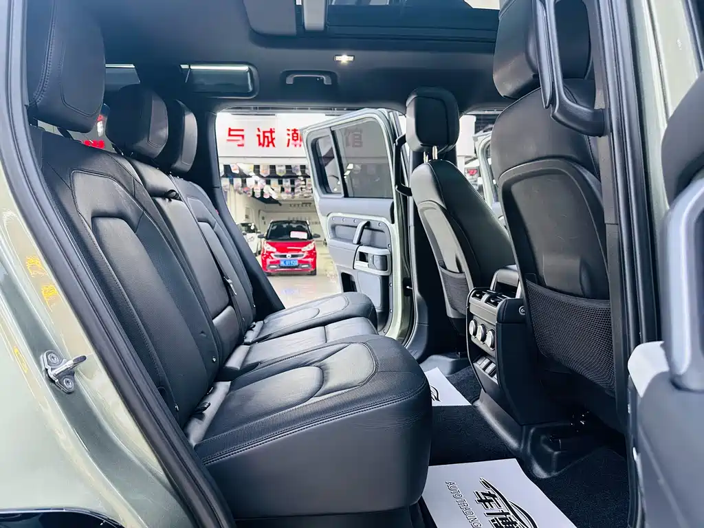 Land Rover Defender 2023 — фото 11