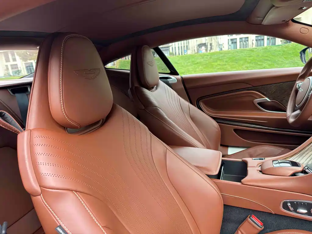 Aston Martin DB11 2018 — фото 15