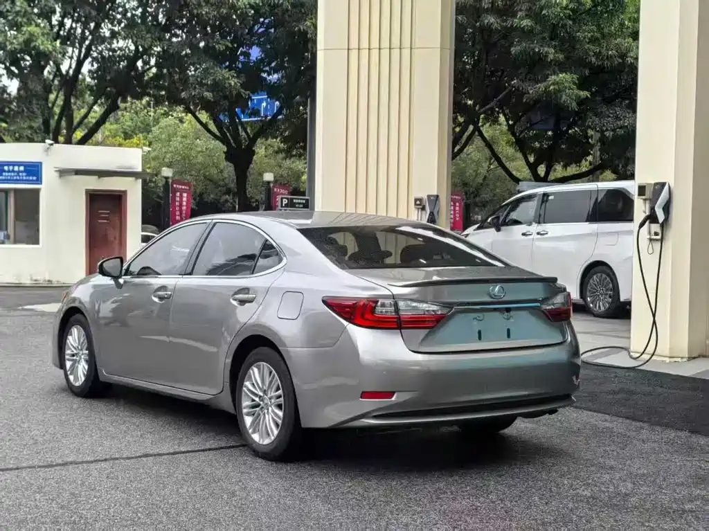 Lexus ES 2017 — фото 9