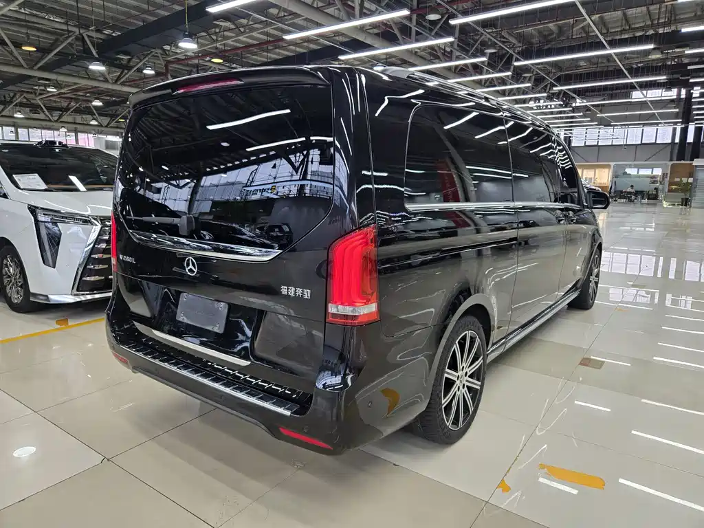Mercedes-Benz V-Class 2023 — фото 12
