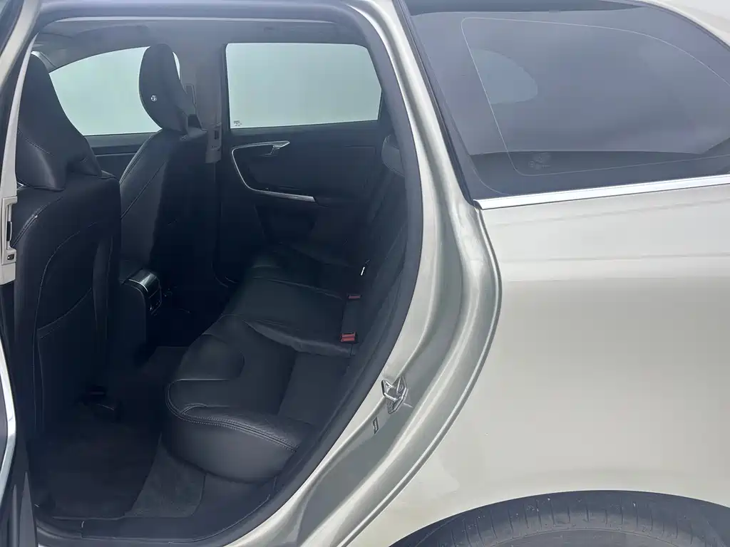 Volvo XC60 2017 — фото 11