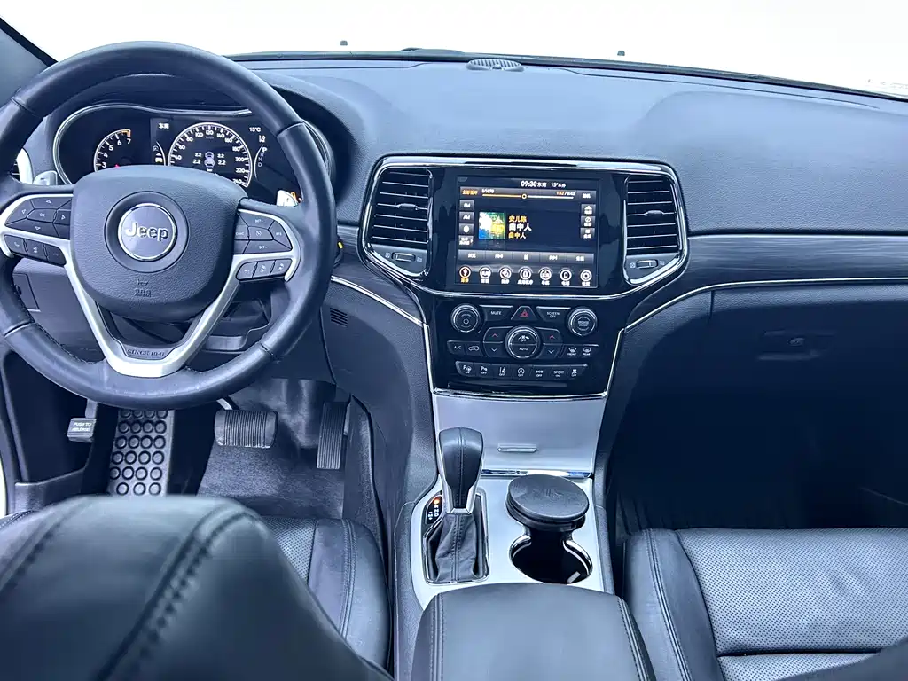Jeep Grand Cherokee 2023 — фото 18