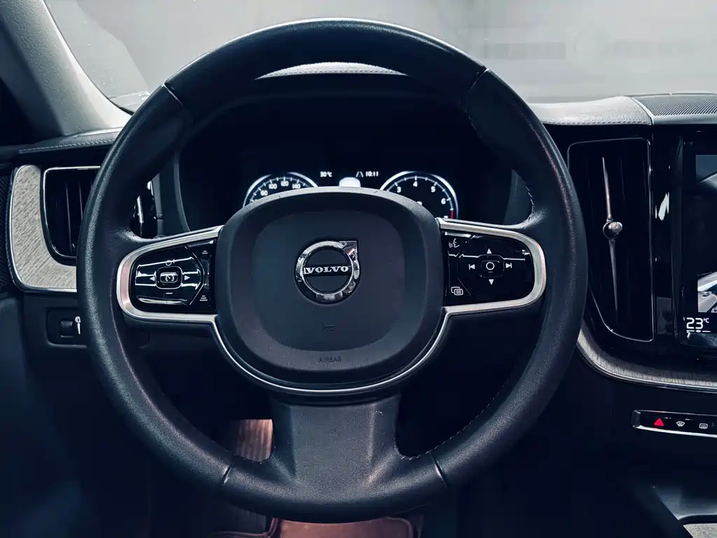 Volvo XC60 2019 — фото 12